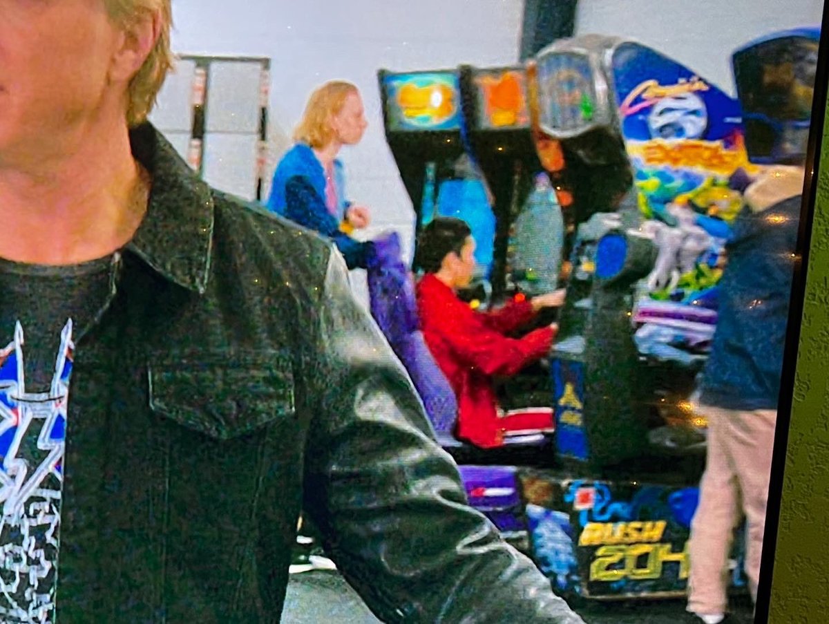 killer_arcade's tweet photo. There’s a cameo of some pretty great arcades in the background of the newest Cobra Kai season on @netflix #hydrothunder #rush2049 #cruisinexotica #offroadthunder https://t.co/ugZjIVz90p