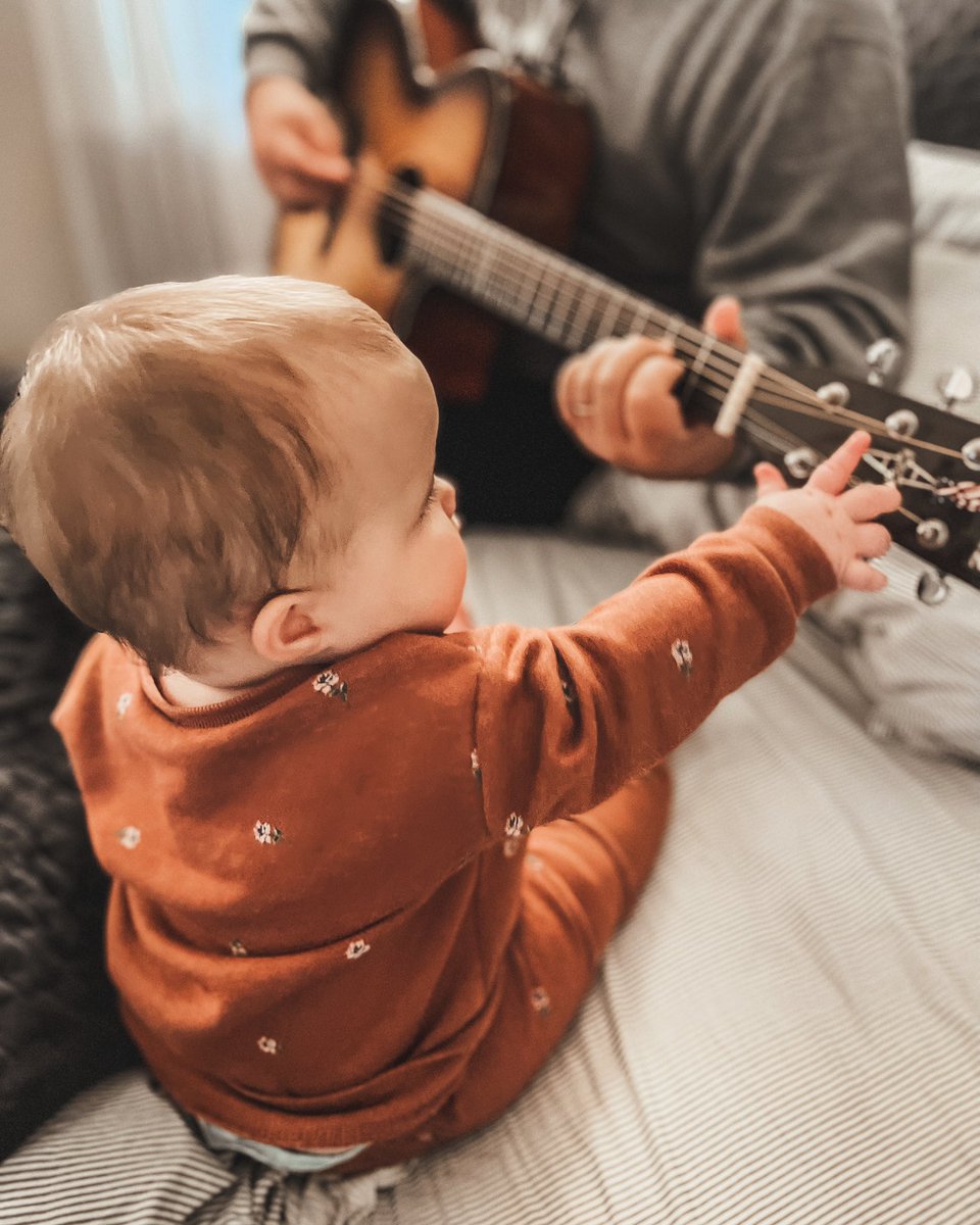 joel_maresh's tweet photo. Instilling that love of music early. @alvarezguitar https://t.co/uFiGATAukq