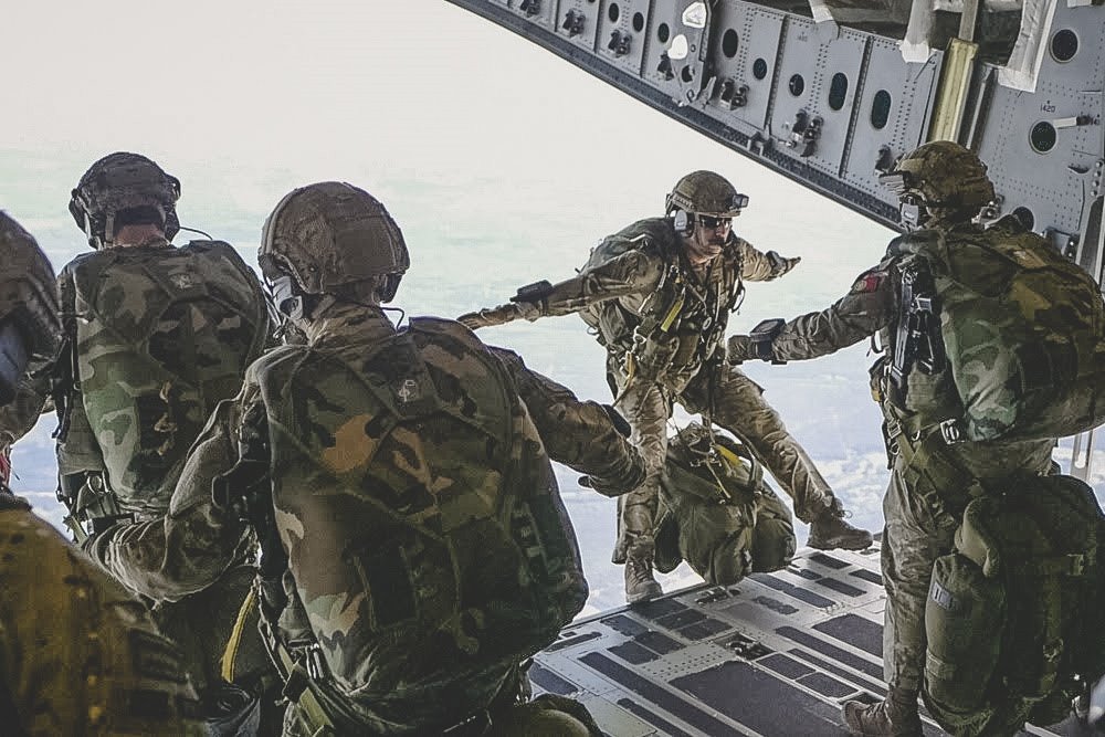 Exercito_pt's tweet photo. Forças Especiais - Paraquedistas
https://t.co/ZQEkdKDbjn
“Que nunca por vencidos se conheçam”
https://t.co/bSeup6G5Ms
Ao serviço dos Portugueses.
#ExércitoPortuguês #Paraquedistas #QNPVSC https://t.co/muMnrgABwT