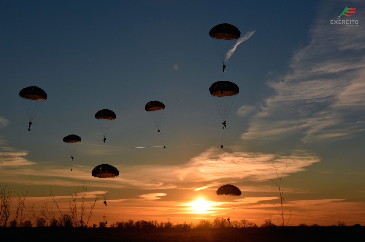 Exercito_pt's tweet photo. Forças Especiais - Paraquedistas
https://t.co/ZQEkdKDbjn
“Que nunca por vencidos se conheçam”
https://t.co/bSeup6G5Ms
Ao serviço dos Portugueses.
#ExércitoPortuguês #Paraquedistas #QNPVSC https://t.co/muMnrgABwT
