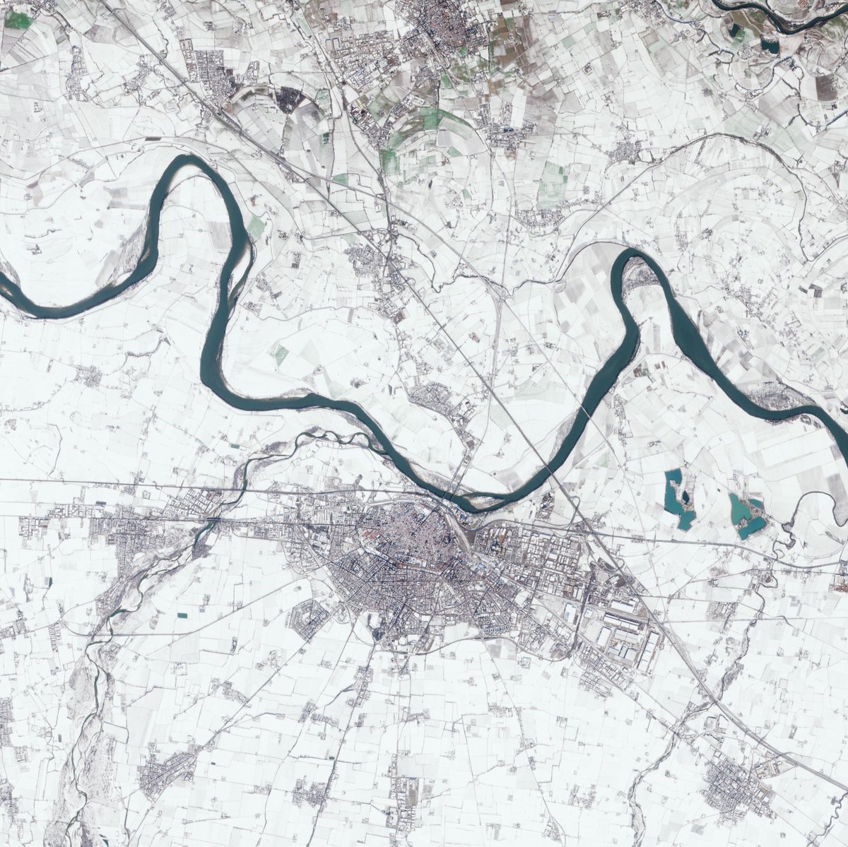 📷 This <a href="/CopernicusEU/">Copernicus EU</a> #Sentinel2 image shows a snow-covered region around Piacenza, and the River Po, tracing the border between Lombardy and Emilia-Romagna, Italy, taken on 8 December 2021 👉esa.int/ESA_Multimedia…