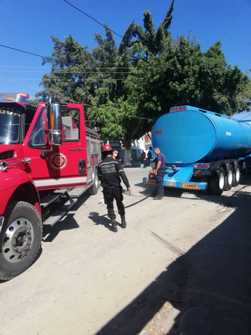 #02Ene Funcionarios de <a href="/Zoedan_Aragua/">Cuerpo de Bomberos - Zona Operativa Aragua.</a> en  articulación con @ProteccionFLA realizaron en conjunto el combate y extinción de un incendio de desechos sólidos suscitado en el sector Coropo, construyendo así, un #LinaresModernoProductivoYSeguro 
<a href="/Soykarinacarpio/">Karina Carpio</a> @JohendersonMrt