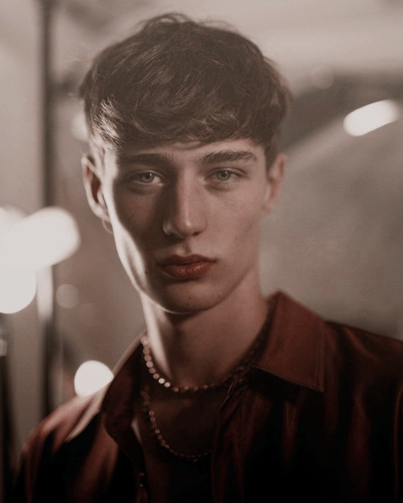 ⠀⠀⠀ ⠀⠀⠀     𝑱𝒂𝒚𝒅𝒆𝒏 𝑶𝒓𝒊𝒐𝒏 
⠀⠀⠀ ⠀⠀⠀𝑷𝒐𝒕𝒕𝒆𝒓 𝑳𝒐𝒏𝒈𝒃𝒐𝒕𝒕𝒐𝒎

⠀⠀⠀ ⠀ ❝ 𝑻he third child. Leo and gryffindor. Ambitious, warm, childish and easily hurt. Future quidditch player.
⠀⠀⠀