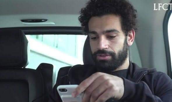 ElAhlyToDay74's tweet photo. محمد صلاح و هو فى طريقه لبعثة المنتخب بعت رساله لعبدالله السعيد بيعرفه فيها انه هيعمله ثرو فى اول ماتش ضد نيجيريا يوم 11 يناير 
عشان يلحق يجري عليه من دلوقتى ❤❤ https://t.co/J70111f4lo