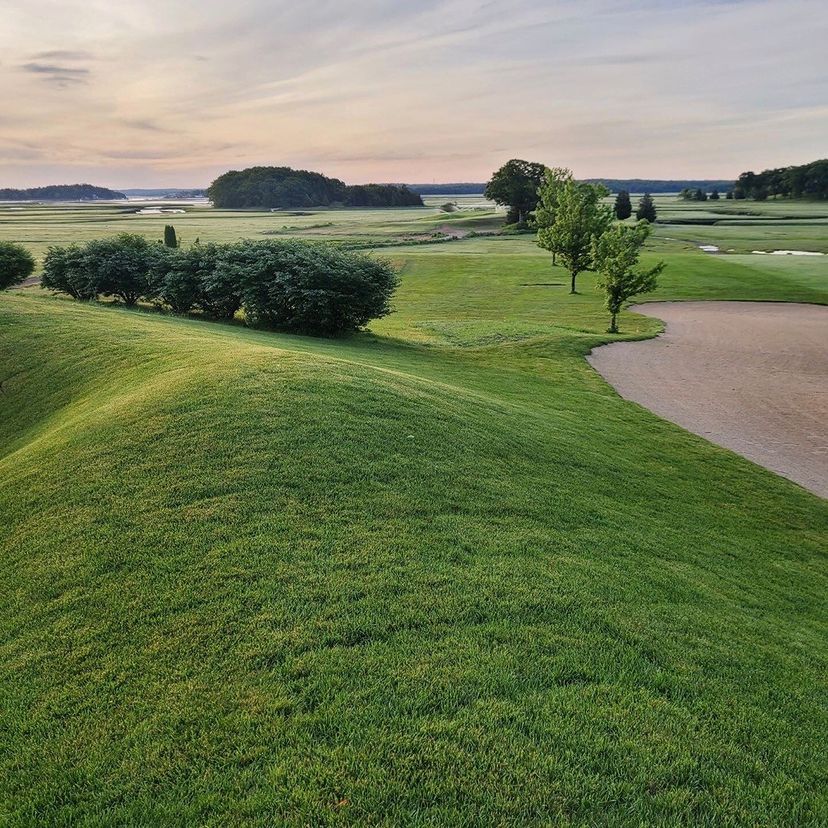 VisitEssexMA's tweet photo. #repost @capeanngolfclub New Year, New Course! Looking forward to GOLF in 2022 with recent renovations in place & fresh greens on the way...Happy New Year from Cape Ann Golf Club ⛳️ Info: https://t.co/1Tcti3VX6S. Photo: Jim Stavros.
#essexma #golflocal #DineShopStayPlayEssex https://t.co/niv2msYFDp