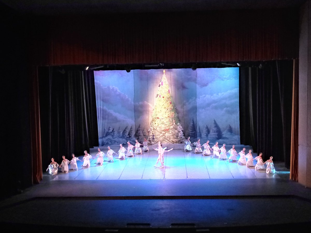 LillitsyOliva's tweet photo. Termina la temporada de la compañía Prodanza en el Teatro Nacional de Cuba. Bajo la dirección de la Premio Nacional de Danza, Laura Alonso.
#CubaVive
#CubaEsCultura https://t.co/gbsF3fZRw5