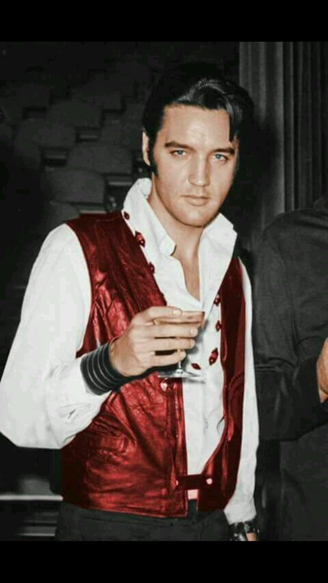 Elvis_News's tweet photo. Happy New Year - a toast to 2022 for Elvis fans! https://t.co/awBvsEuGlq