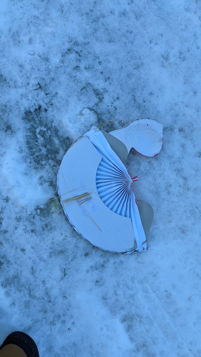 「正月飾りがあちこちで吹き飛ばされてた。雪に鶴。 」|すこやかむいむいのイラスト