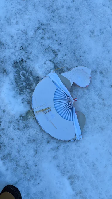 正月飾りがあちこちで吹き飛ばされてた。雪に鶴。 
