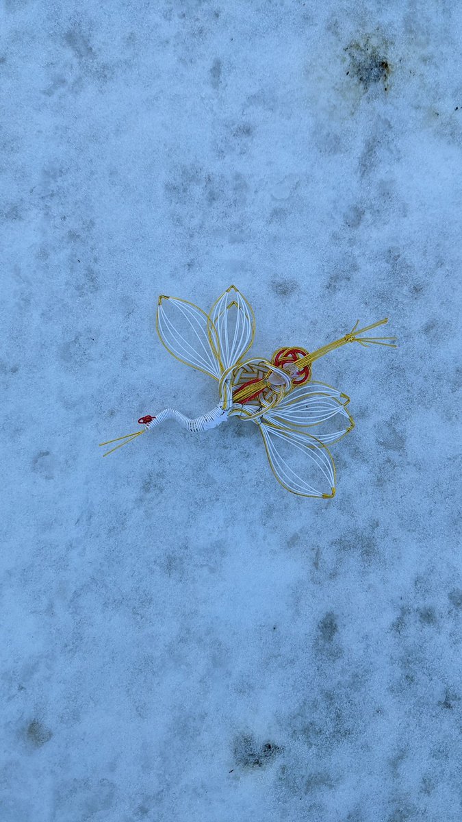 「正月飾りがあちこちで吹き飛ばされてた。雪に鶴。 」|すこやかむいむいのイラスト