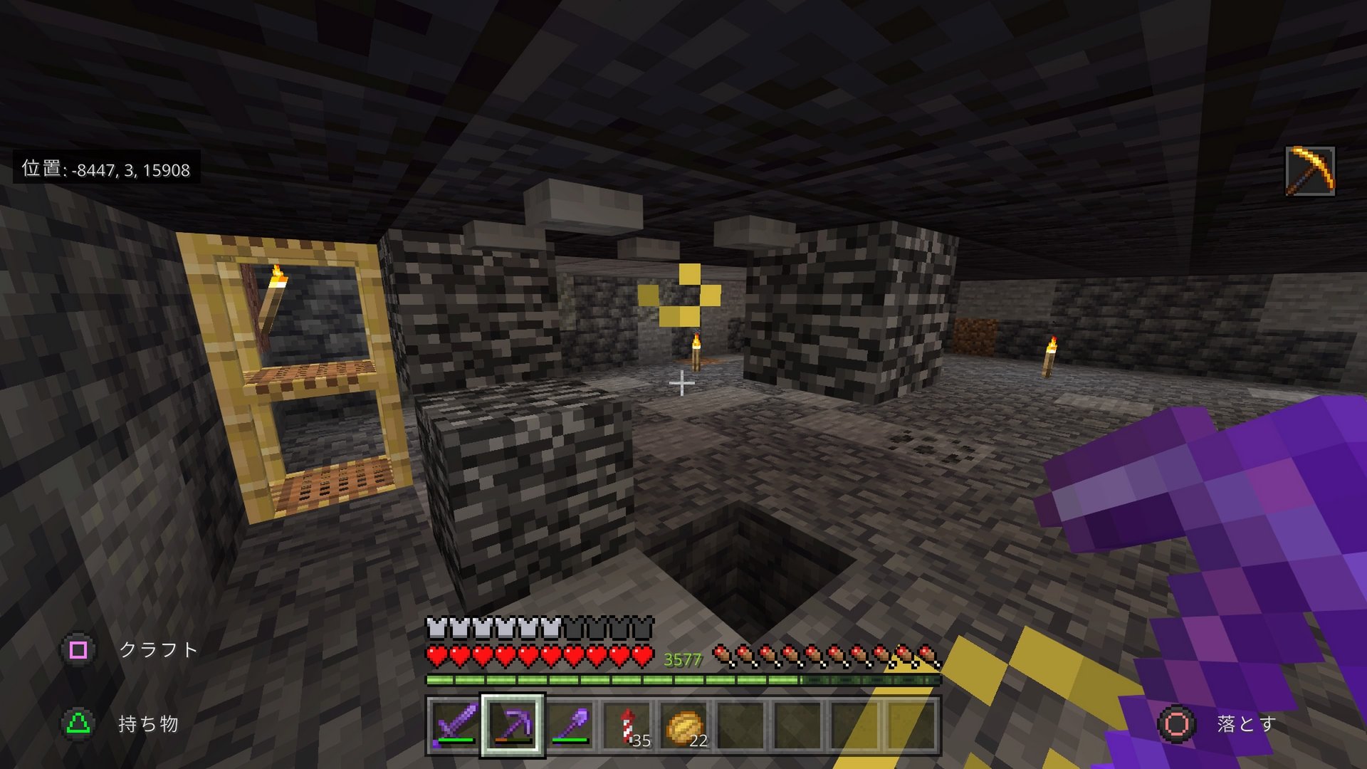 マインクラフト 日本公式 Minecraft Japan Windswept Hills 吹きさらしの丘 では 安全に登れる道を見分けるスキルが身につきます 険しい地形が生み出す豊富な資源と絶景のためにも一度は訪れるべきです エメラルドを見つけたら 行商人が喜んで