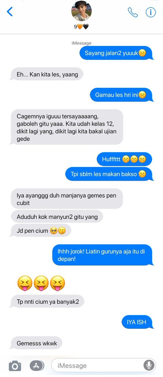 kwonwU_U's tweet photo. (Kelas 12 semester 2)
Tidak untuk ditiru ya dik adik, jgn main hp waktu kelas 😅 apalagi... MINTA TIUM2 HADEH https://t.co/DF0bCNRePS