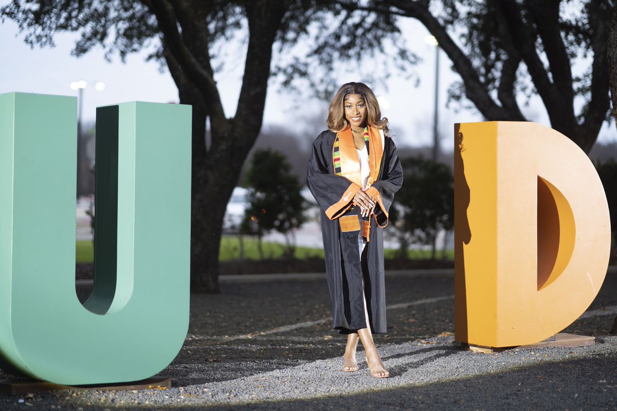 dvoceans's tweet photo. An honorary UTD alumna☄️🎓✨ https://t.co/eIoPphhOCH