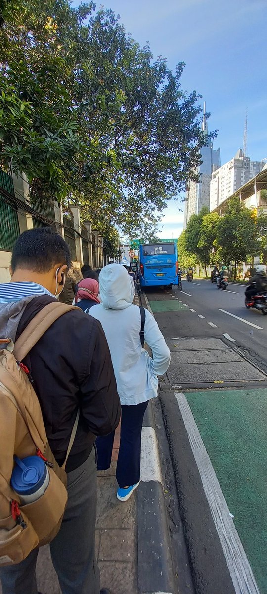 siarca's tweet photo. @PT_Transjakarta dan terjadi lagi.. kembalikan 1F. Stasiun palmerah ngantri 1 bus naek 1B https://t.co/I1sno7apmI