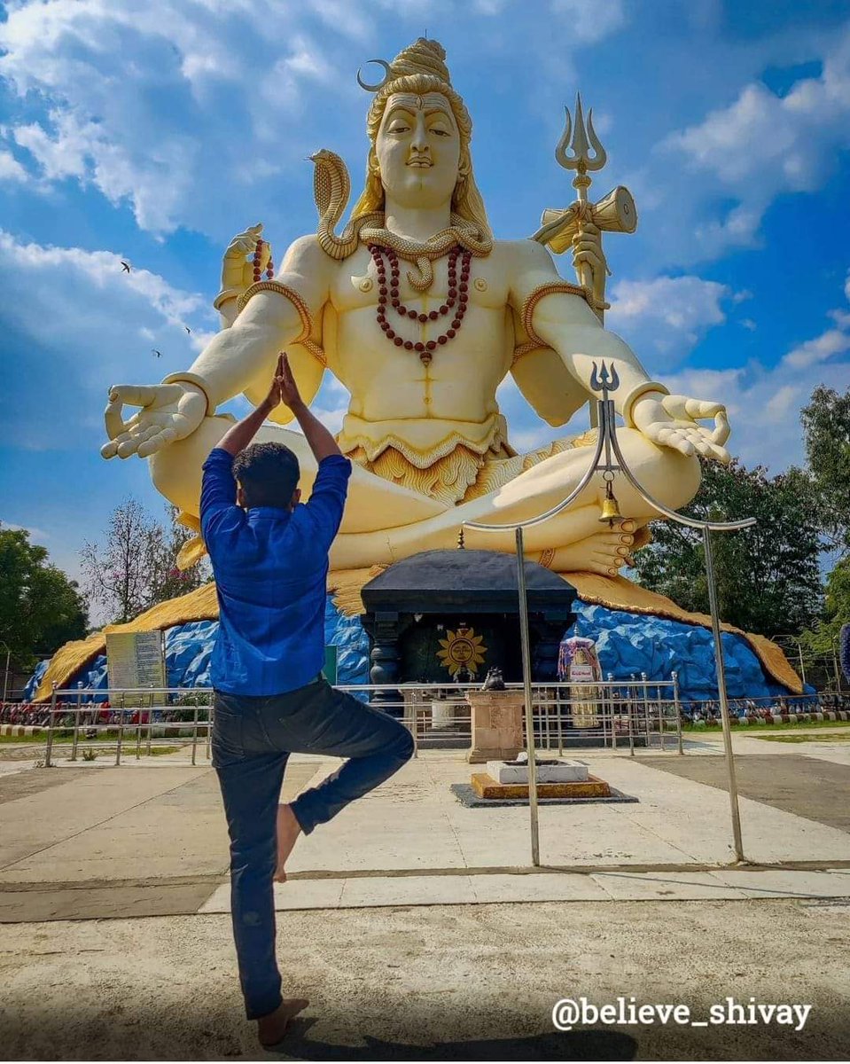 mohaanvankudoth's tweet photo. అమ్మ ఒడినుండి...
పలకాబలపం పట్టి...
నాన్న చేయిపట్టుకుని నడిచిన...
నాకు మంచి స్నేహితుడుగా పరిచయం...
అయి అన్ని వేళలా ఆదుకొంటూ కాపాడే ఓ పరమేశ్వరా 
నాకు నీవిచ్చిన సంపద సంతృప్తి
ఈ జన్మకు ఇది చాలు పరమేశ్వరా...
ఇక నన్ను నీ దరికి చేర్చుకో...
మహాదేవా శంభో శరణు. https://t.co/ZoSFoOzBv2