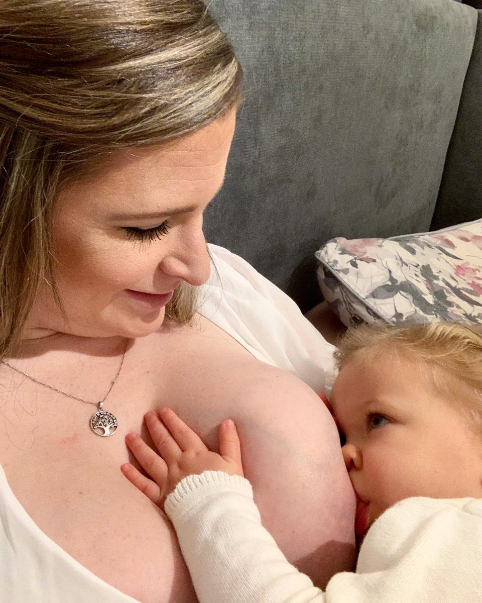 action_mum's tweet photo. 4/4 These photos are of our second to last feed on NYE, we had our last feed snuggling in bed New Years morning! It was bliss &amp; I cried a lot &amp; held her tight and that time was ours, just ours! 💔🥺😭😔😢

#hardstepstowards #breastfeeding #breastfeedingjourney #idontwantittoend https://t.co/Dx1GutyNU7