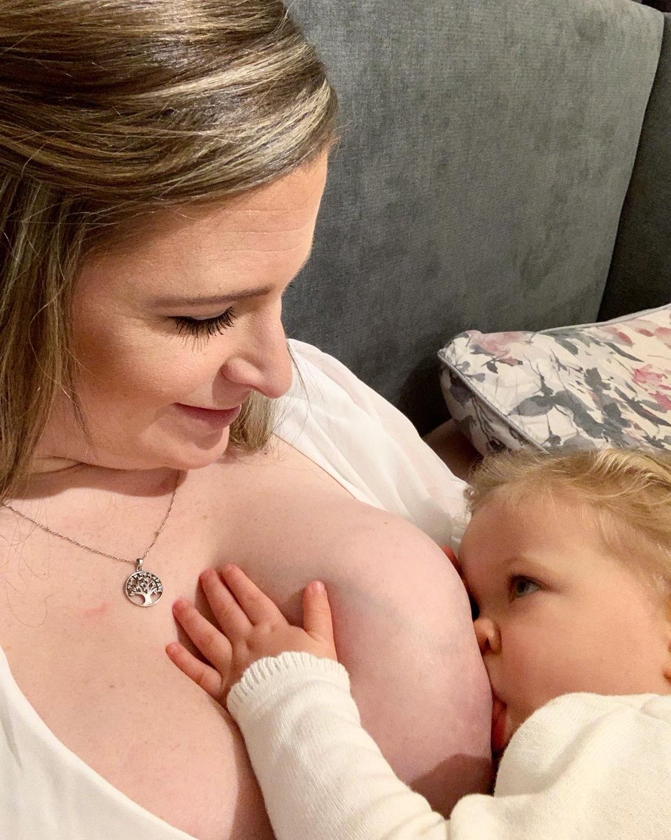 action_mum's tweet photo. 4/4 These photos are of our second to last feed on NYE, we had our last feed snuggling in bed New Years morning! It was bliss &amp; I cried a lot &amp; held her tight and that time was ours, just ours! 💔🥺😭😔😢

#hardstepstowards #breastfeeding #breastfeedingjourney #idontwantittoend https://t.co/Dx1GutyNU7