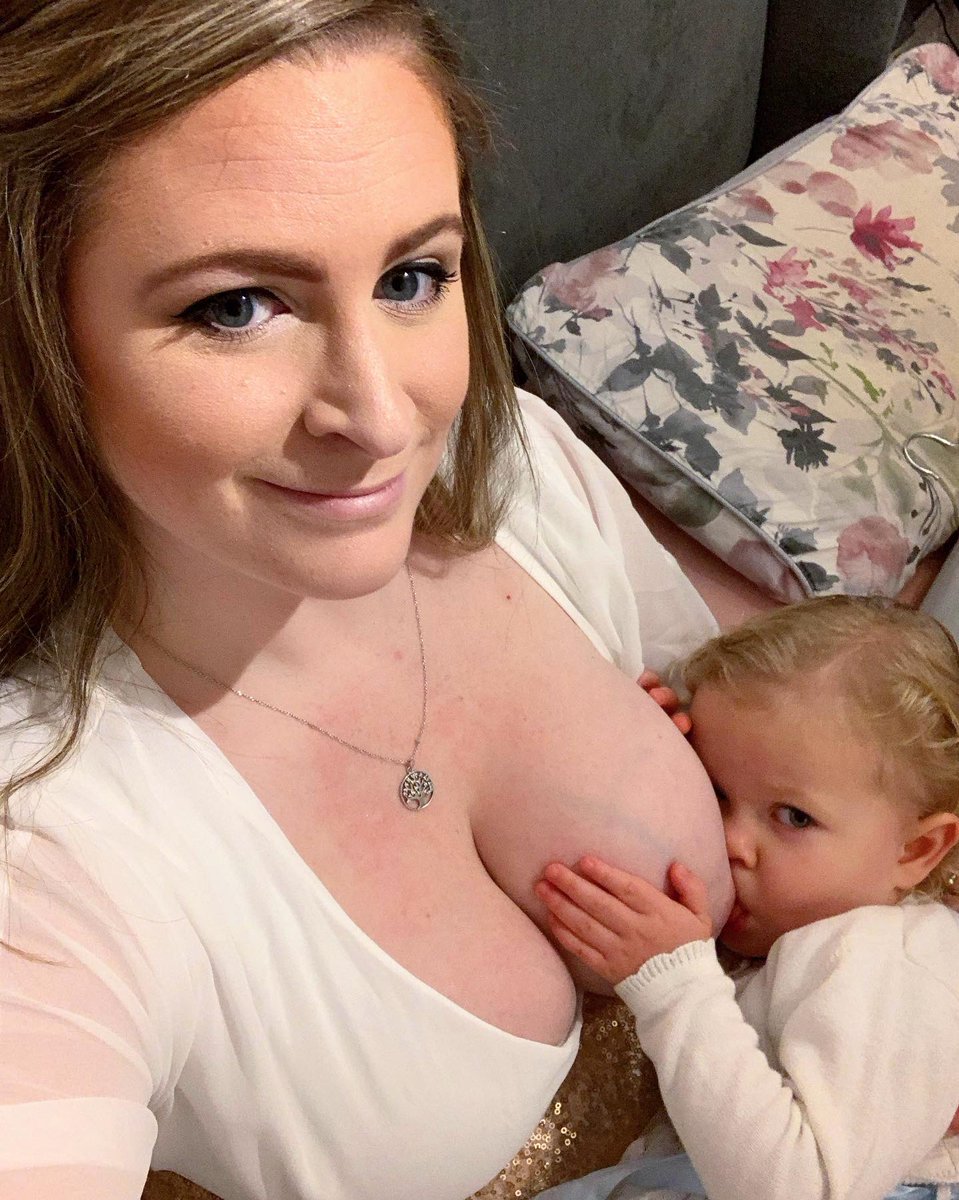action_mum's tweet photo. 4/4 These photos are of our second to last feed on NYE, we had our last feed snuggling in bed New Years morning! It was bliss &amp; I cried a lot &amp; held her tight and that time was ours, just ours! 💔🥺😭😔😢

#hardstepstowards #breastfeeding #breastfeedingjourney #idontwantittoend https://t.co/Dx1GutyNU7