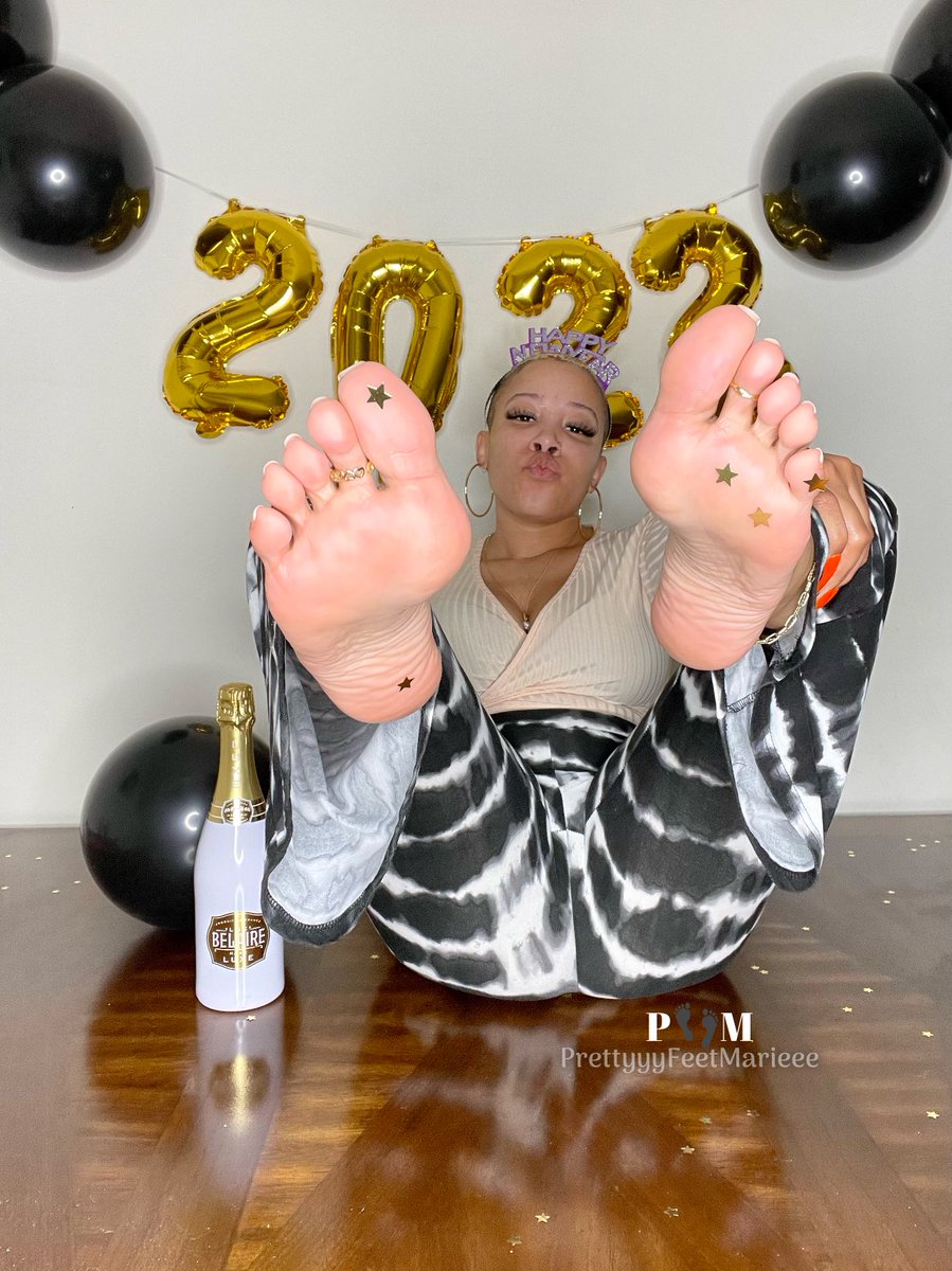 theeprettymarie's tweet photo. Here’s to 2022🍾✨🤩 https://t.co/6GV92a2e7T