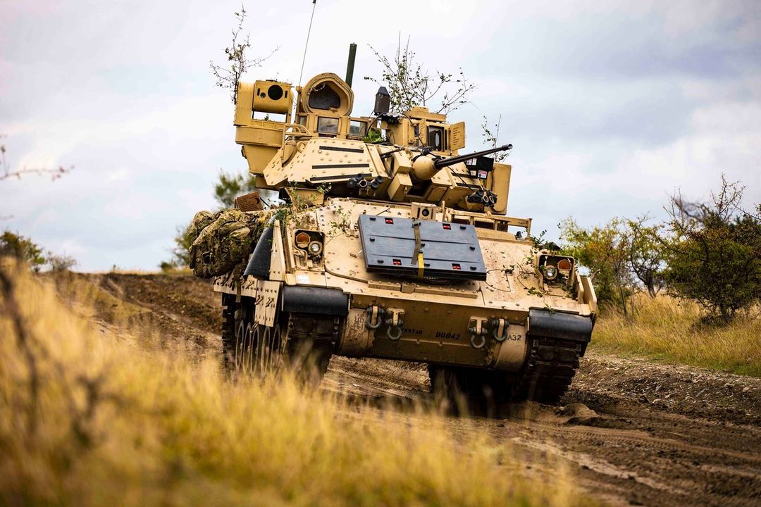 Roll out!

#Soldiers move an Army M2 Bradley Fighting Vehicle toward an objective during a multinational situational #training exercise in Cincu, Romania.

📸 by Spc. Joshua Cowden

#TrainedandReady #ArmyTraining