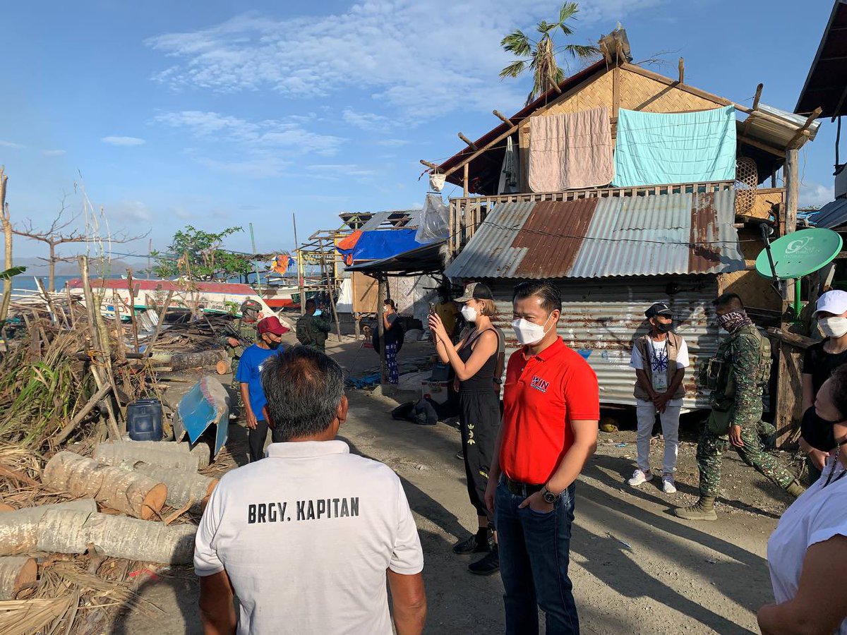 WinGatchalian74's tweet photo. Magandang umaga! Tayo po ay nasa Palawan para personal na ipaabot ang tulong sa mga nasalanta ng #OdettePH. #WINTayongLahat https://t.co/KWzXTz2Bsq