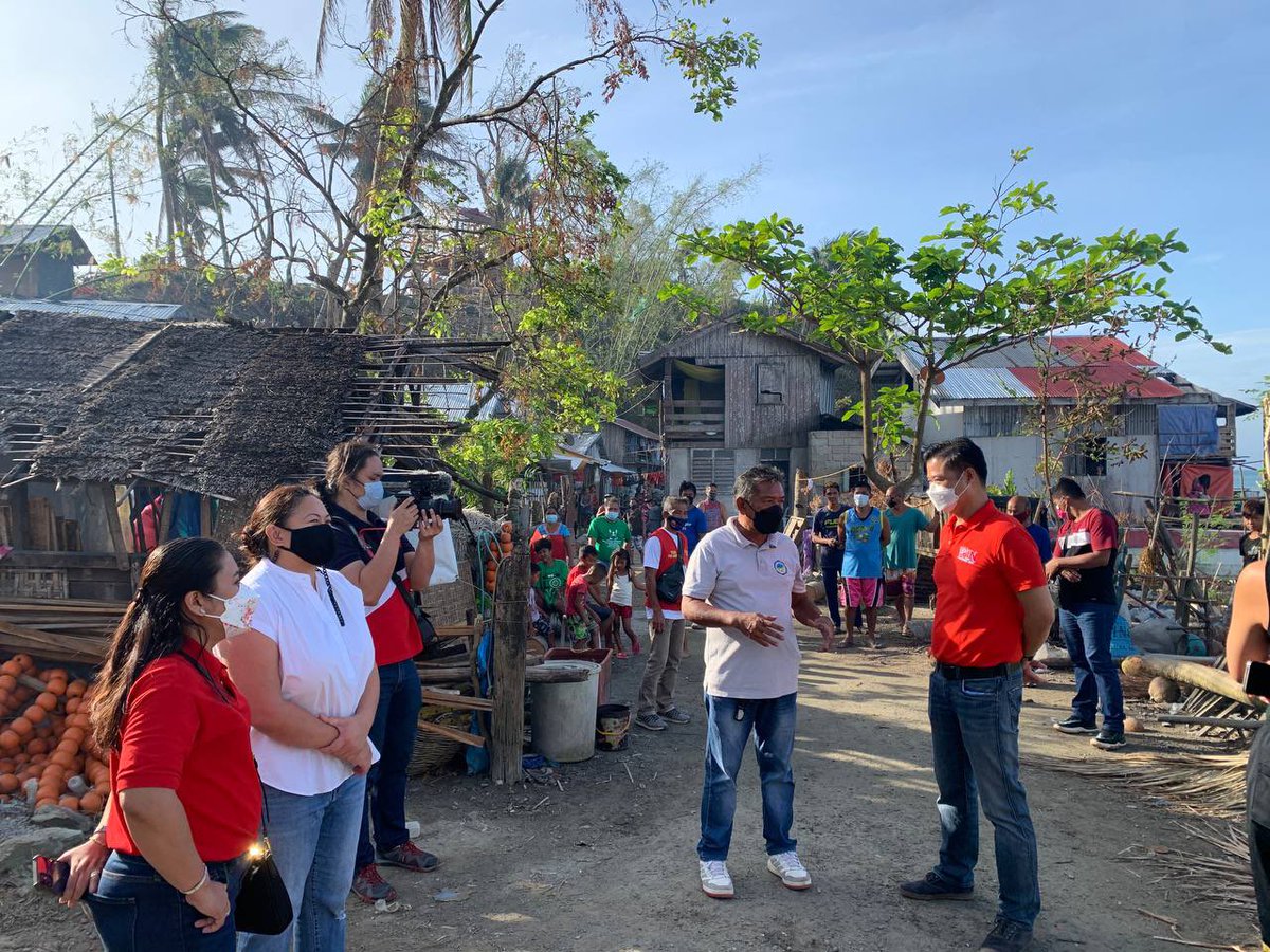 WinGatchalian74's tweet photo. Magandang umaga! Tayo po ay nasa Palawan para personal na ipaabot ang tulong sa mga nasalanta ng #OdettePH. #WINTayongLahat https://t.co/KWzXTz2Bsq