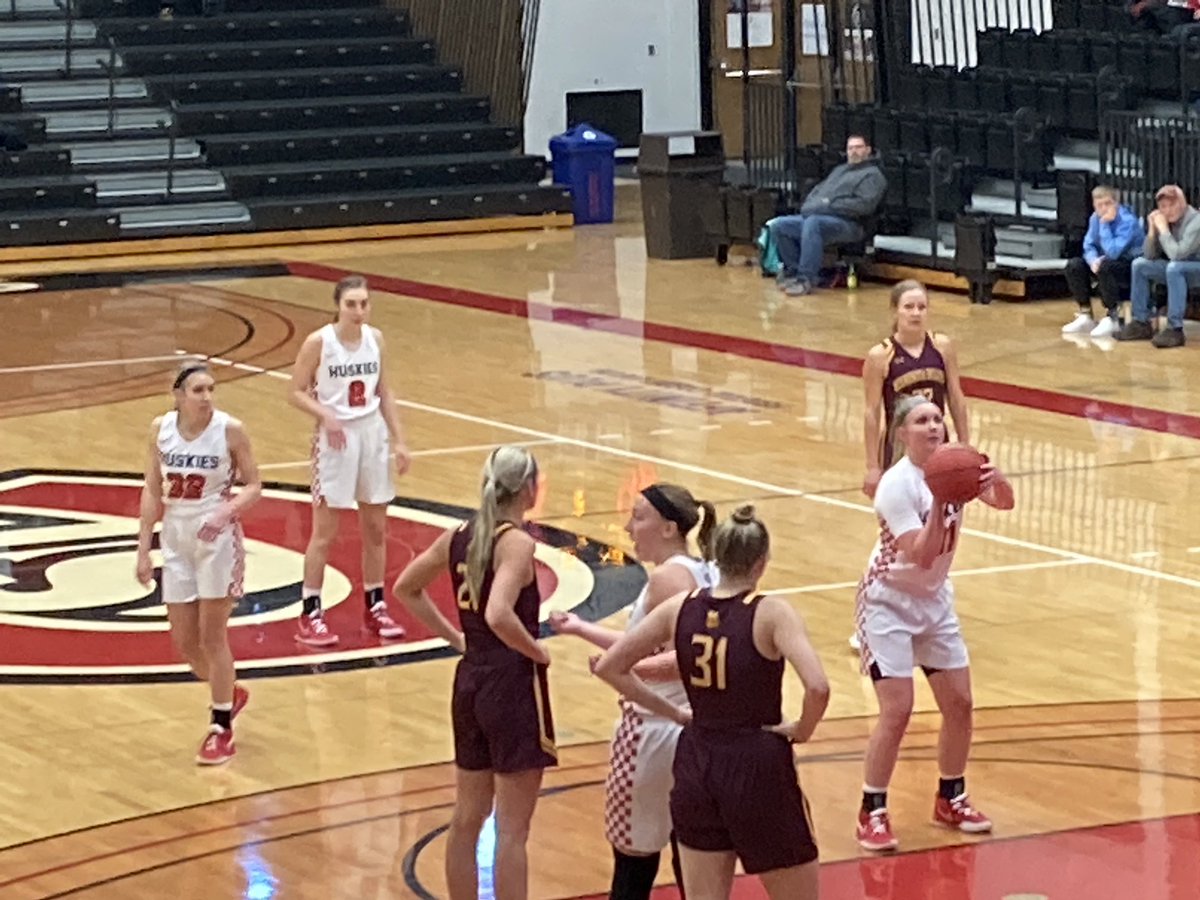 BergmanHoops's tweet photo. So fun watching @Kelsey25peschel @MaesynT @toripeschel do battle! Great game! #SCGBB @SCSUHUSKIES_WBB  @UMDWOMENSBBall https://t.co/JkFM1vXuig