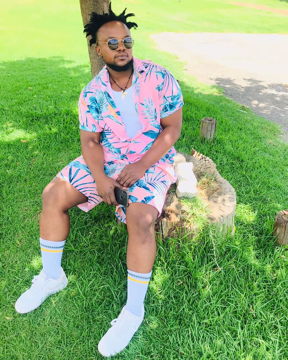 GSMusiq_SA's tweet photo. @mlota_azola Here just chilling, taking it easy and minding my own biZzz https://t.co/1FYoydTrB3