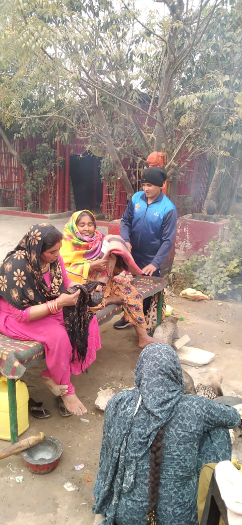 WHinduBH_center's tweet photo. पाकिस्तान से आए 140 परिवारों को #world_Hindu_Being_Help_center द्वारा कंबल बांटे गए https://t.co/7d5U4dAvHN