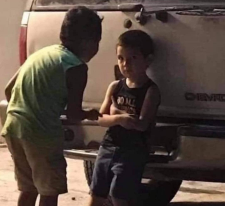 *salgo a tomar aire en una joda*
una parejita afuera: