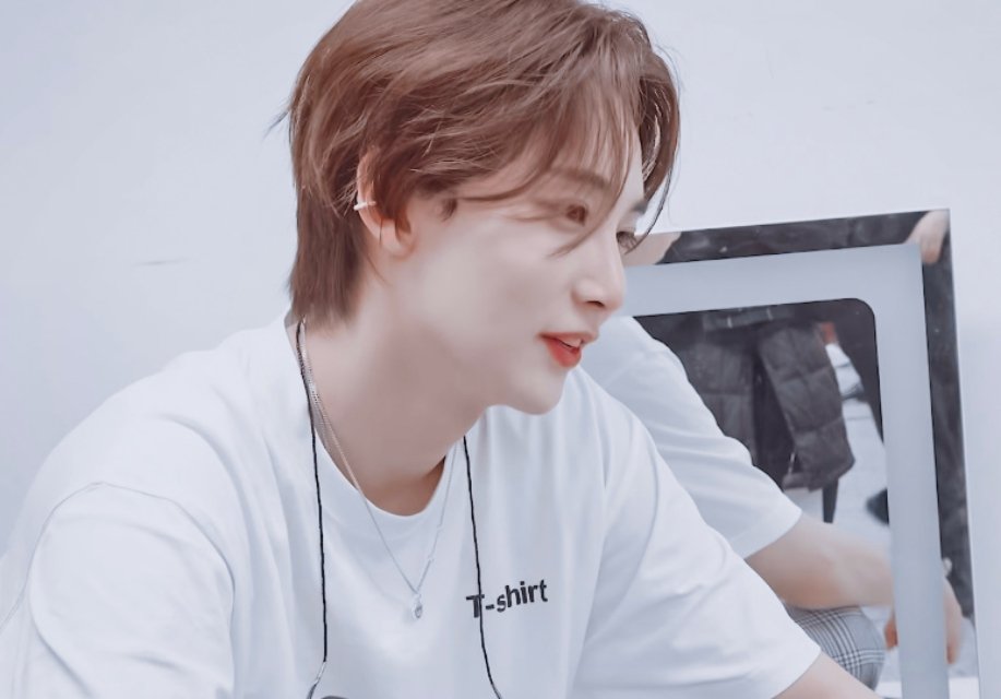 jeonghanszone's tweet photo. we are in love with yoon jeonghan ♡ https://t.co/WiJf67RIeJ