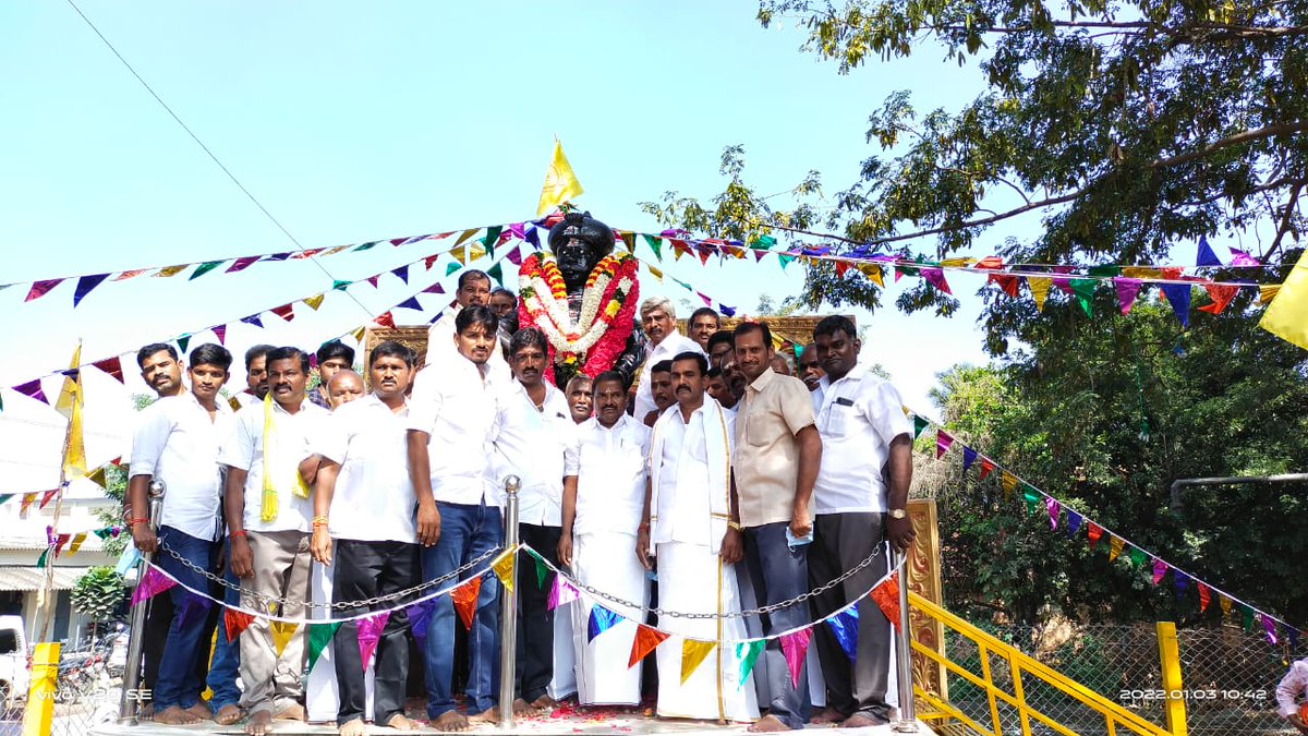 தமிழகத்தில் வெள்ளையனை எதிர்த்துப் போரிட்ட பாஞ்சாலங்குறிஞ்சியின் மன்னர் *வீரபாண்டிய கட்டபொம்மன்* அவர்களின் *263வது பிறந்தநாளை* முன்னிட்டு பாரப்பாளையம் பஸ் நிறுத்தத்தில் நிறுவப்பட்டுள்ள *வீரபாண்டிய கட்டபொம்மன்* அவர்களின் திருவுருவ சிலைக்கு மாலை அணிவித்து மரியாதை செலுத்தினேன்.