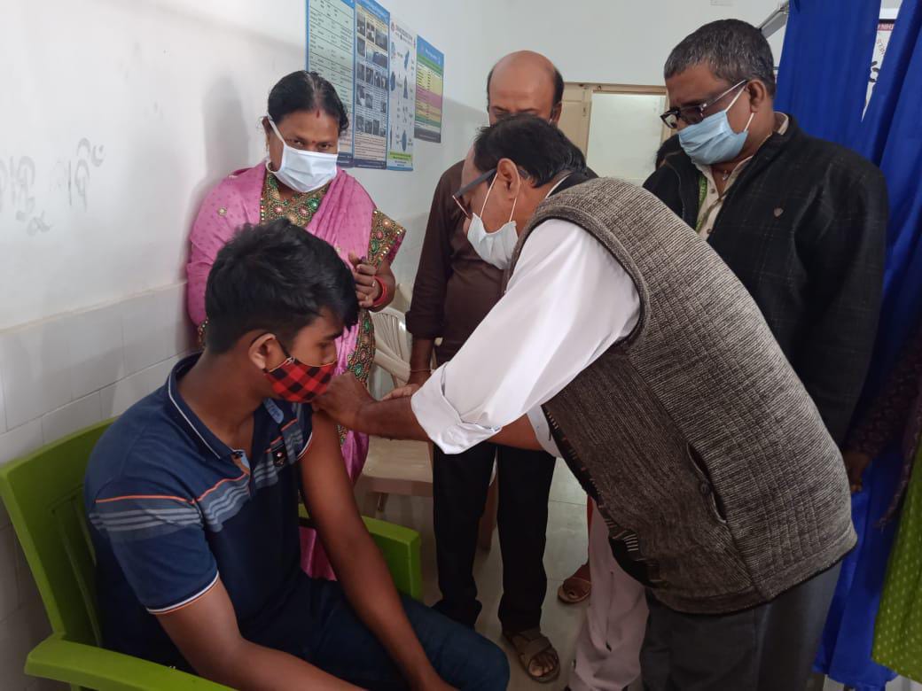 mansukhmandviya's tweet photo. Securing our Young India 👦🏻 👧🏻 

Some glimpses of the #COVID19 Vaccination drive for children in the 15-18 age group 💉

I urge my young friends to get vaccinated at the earliest &amp; further strengthen the world's largest vaccination drive.

#SabkoVaccineMuftVaccine https://t.co/jyBKWwcTkV