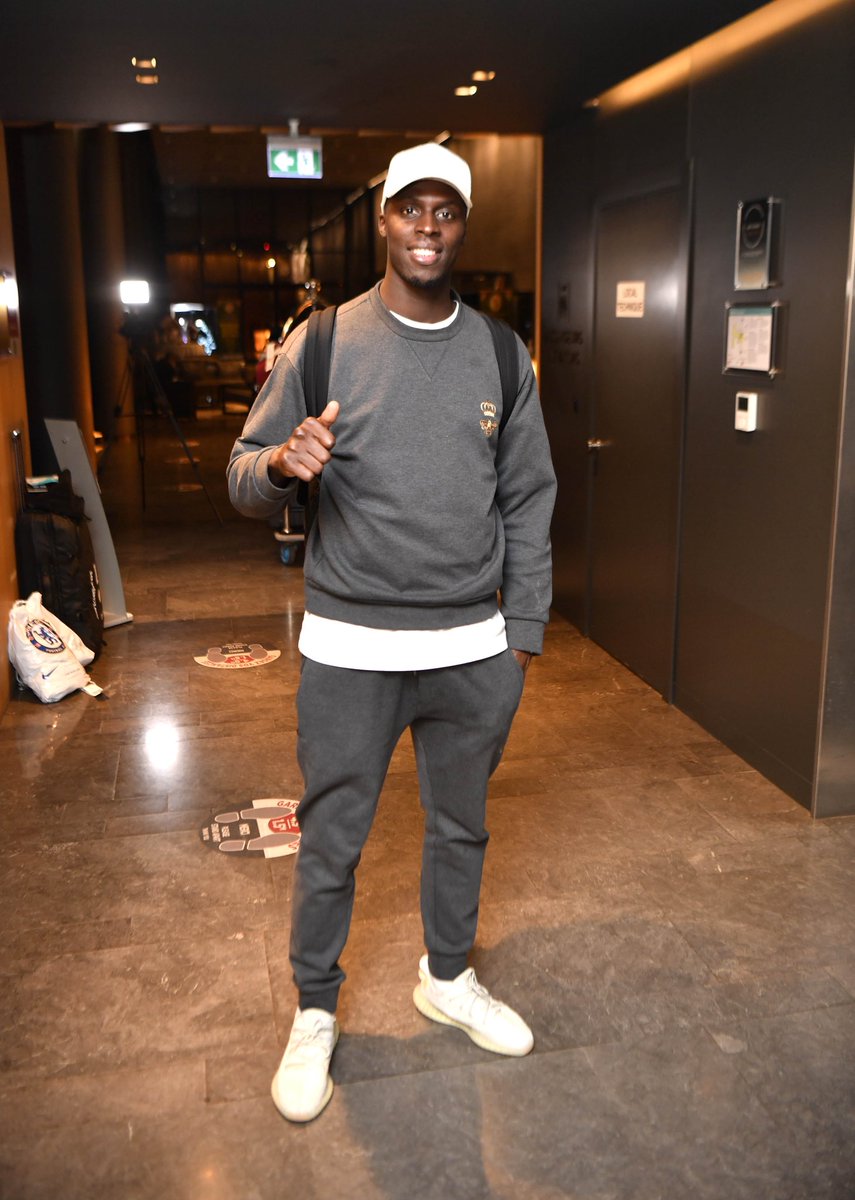 Fsfofficielle's tweet photo. Sadio Mané et Edouard Mendy sont arrivés à Dakar. Les deux lions ont rejoint leurs coéquipiers à l’hôtel Radisson de Diamniadio. #TotalEnergiesAFCON2021 https://t.co/0dU7ahXYy6