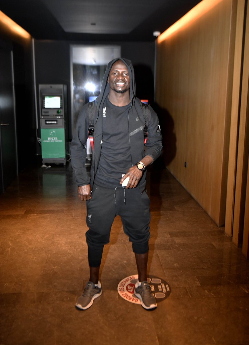 Fsfofficielle's tweet photo. Sadio Mané et Edouard Mendy sont arrivés à Dakar. Les deux lions ont rejoint leurs coéquipiers à l’hôtel Radisson de Diamniadio. #TotalEnergiesAFCON2021 https://t.co/0dU7ahXYy6