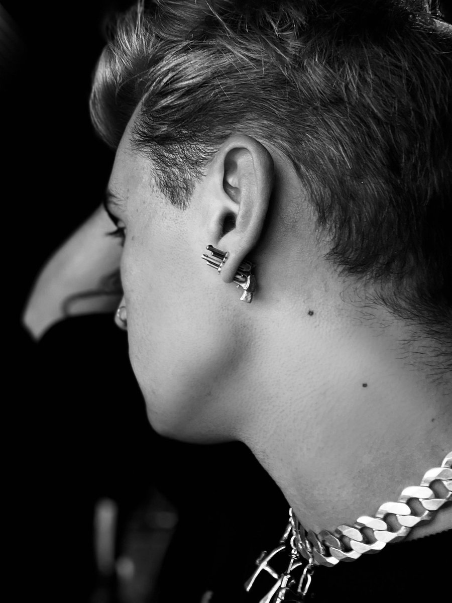 LICENCE TO THRILL
DON’T MESS WITH ME STUDS
AVAILABLE ONLINE 

#heartofbone #lovedbytheloyal #badassbespoke #earrings #guns #punkaf #fashion #jewellery #instastyle #bling #drip #fire #slay