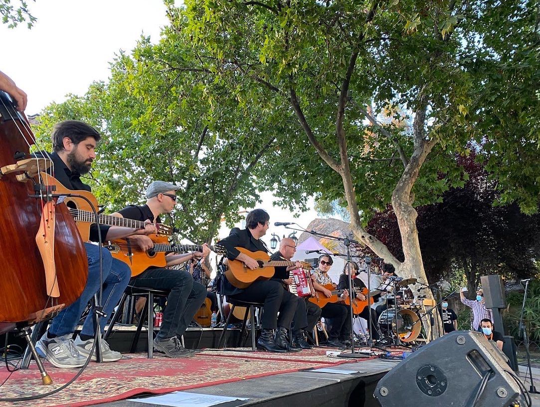 IraciHassler's tweet photo. ¡Bienvenido el arte en Santiago! Hoy comenzó #StgoAMil 🎼 con 100 guitarras por Roberto Parra, en hermoso concierto encabezado por Alvaro Henríquez en Cerro Santa Lucía/Huelén. Contaremos con distintos espectáculos en alianza con @fundteatroamil por un verano cultural en Stgo💜 https://t.co/nobmHDrddz
