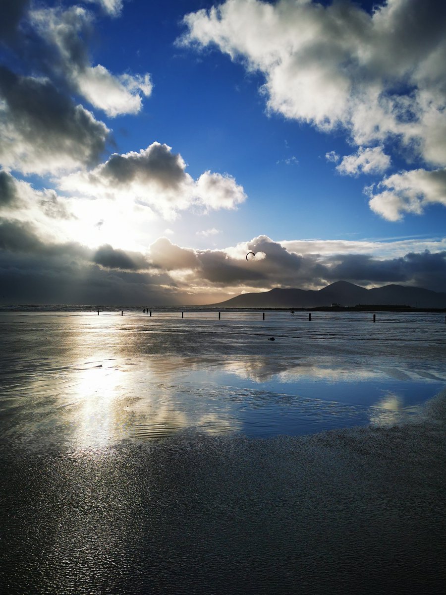 BrendamKearns's tweet photo. #mournecoastalroute
#granddayout
#tyrellabeach
#skyesofinstagram https://t.co/VuqJdC5Qdf