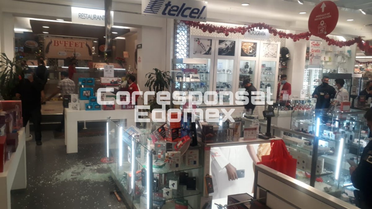 ArturoOscoy's tweet image. #DeÚltimaHora Alrededor de las 19:00 horas de éste domingo 2 de enero, dos sujetos ingresaron al #Sanborns de Perinorte #Izcalli para robar celulares y cámaras de vídeo. Al sitio arribaron policías del #Edomex y municipales, sin embargo, los asaltantes huyeron en motocicletas.