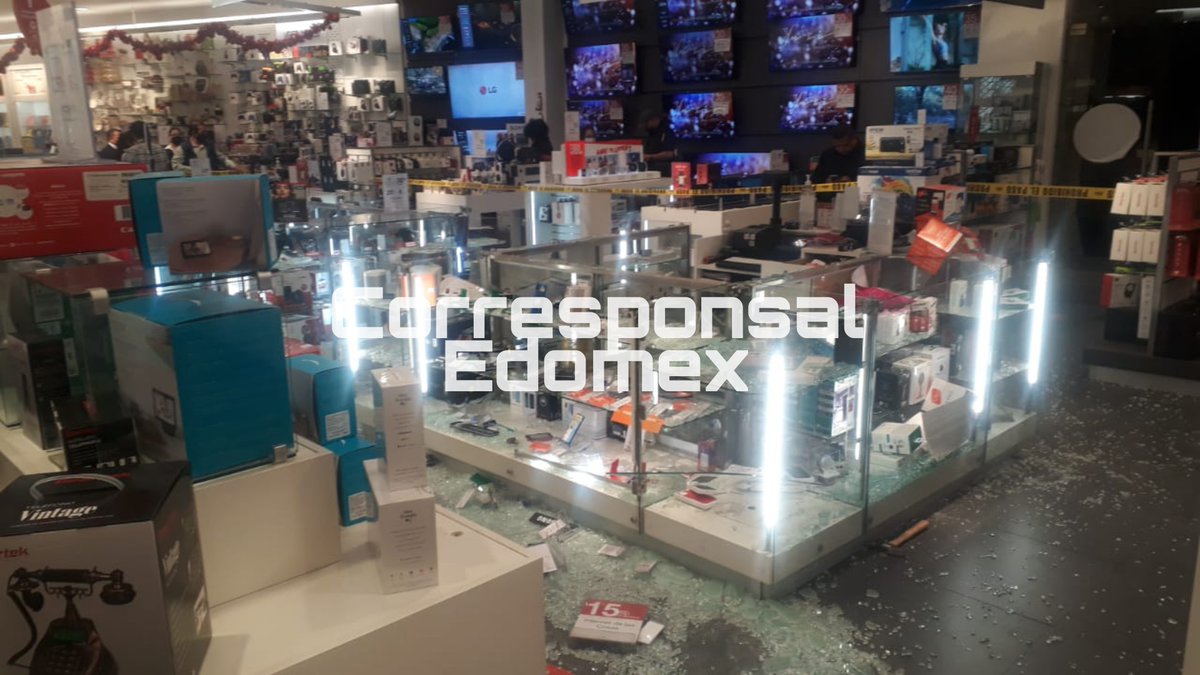 ArturoOscoy's tweet image. #DeÚltimaHora Alrededor de las 19:00 horas de éste domingo 2 de enero, dos sujetos ingresaron al #Sanborns de Perinorte #Izcalli para robar celulares y cámaras de vídeo. Al sitio arribaron policías del #Edomex y municipales, sin embargo, los asaltantes huyeron en motocicletas.