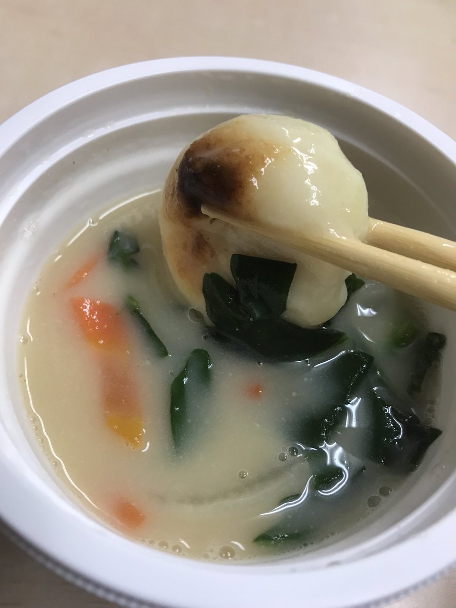 owmist's tweet image. セブンイレブンでお雑煮見かけたで買うたけど、ちゃんと地域性に合わせて白味噌丸餅にしとかはるんやな。芸が細かい。