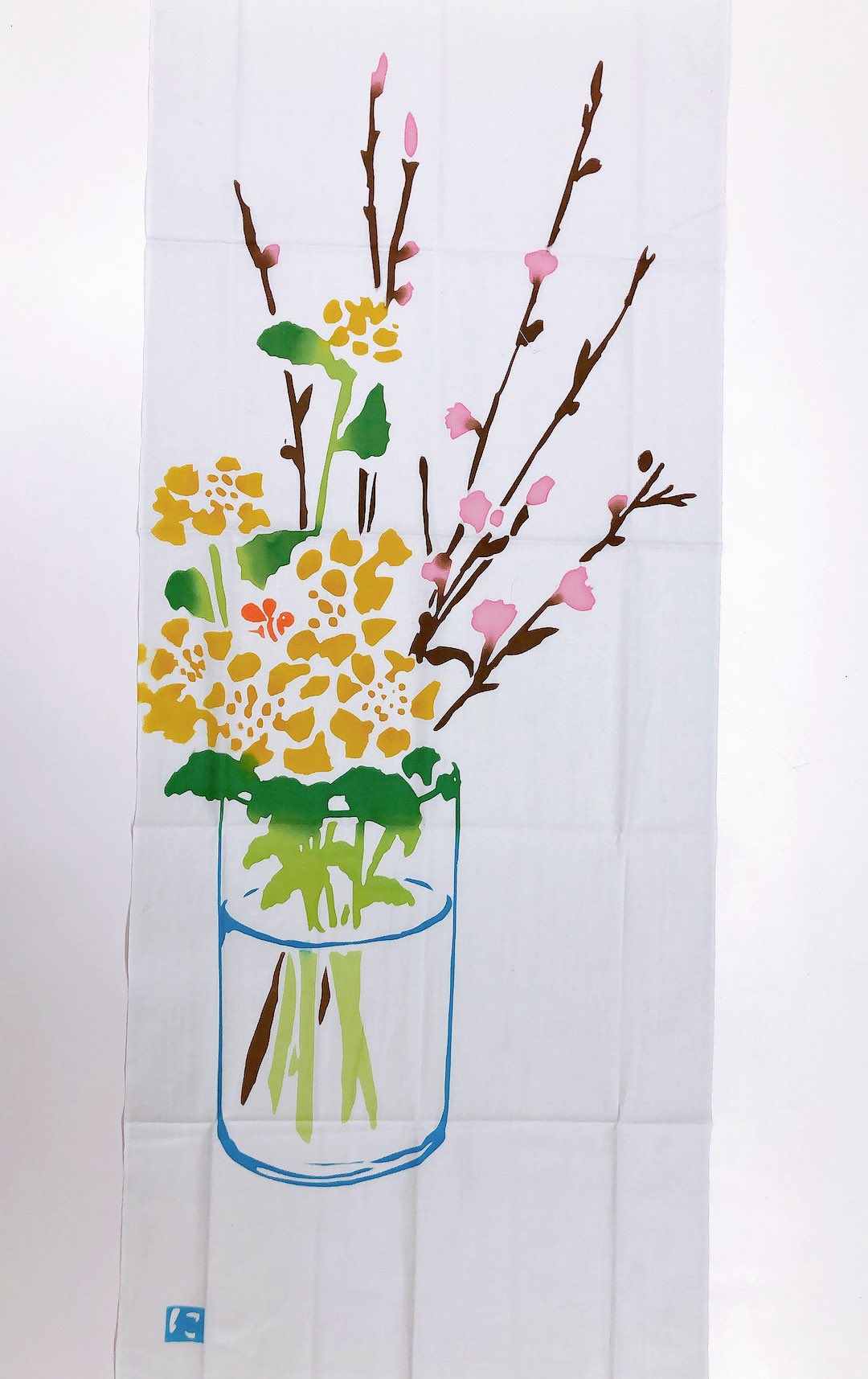 三保原屋 静岡家庭文化用品店 ガラスの花瓶に入った 菜の花と桃は 春の訪れを告げてくれるようで 菜の花には ミツバチが香りに誘われ とまっています 春らしく透明感のあるてぬぐいです 菜の花とハチ にじゆら 三保原屋 T Co Fhgog2gndi