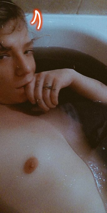 Bath bombs are fun🖤 https://t.co/8adIaet2N3