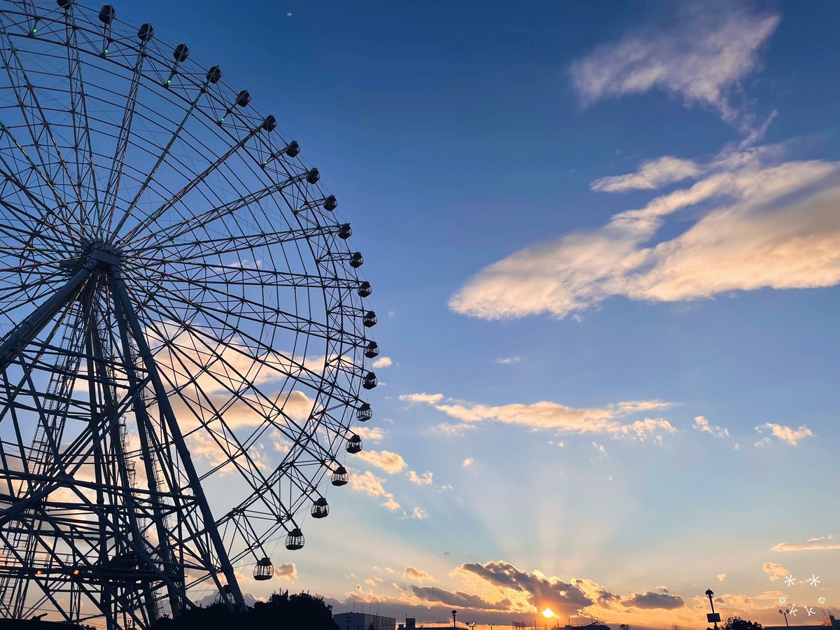Many0606's tweet photo. #いつかの空
#夕空
#夕陽
#観覧車
#観覧車と夕陽 https://t.co/G8y9S2rfCH