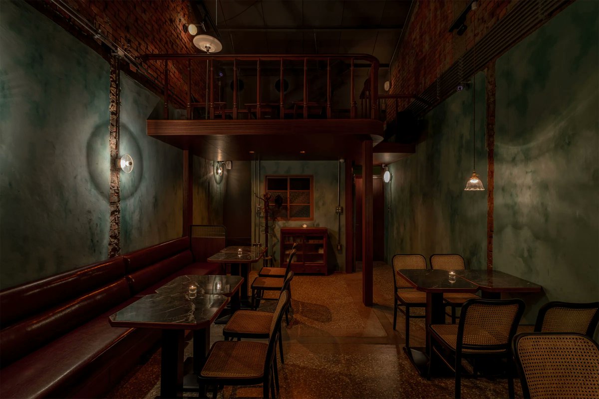 DesignAnthology's tweet photo. INTERIORS / Local studio googoods design took cues from the idea of a ‘home bar’ in creating new Taichung restaurant Habitatto , which blends the old with the new and brims with the familiarity of home
https://t.co/OkoV7wiYSS
#interiordesign #taiwandesign #taichung https://t.co/HeJq2qe7JC