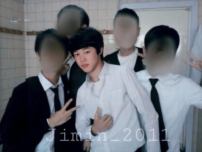 아니 웃긴게 지민 부산예고 과거사진들 뜬거 보면 죄다 센터임ㅋㅋ박지민은 진심 뼛속까지 ENFJ 인간이다..얼굴 순둥하고 잘생긴거봐 여학생들이 지민이 보려고 화장실 문짝 뜯길만했다ㅠ