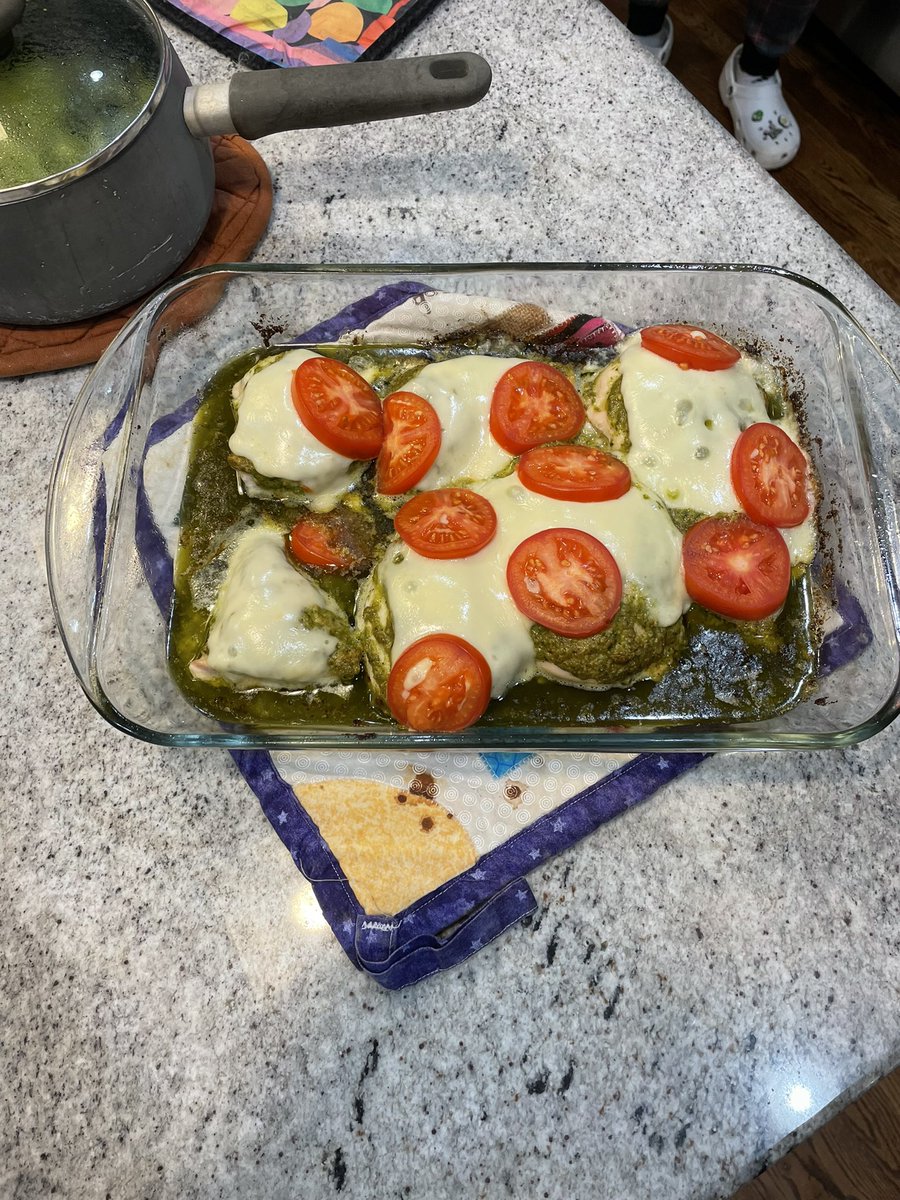 coachbenalbert's tweet photo. #TheMasterOfMayhem experimented today. Sautéed mushrooms and potatoes with baked chicken flavored with pesto and topped with mozzarella and tomato slices. #NeverTrustASkinnyCook https://t.co/6dTYAqDBYG