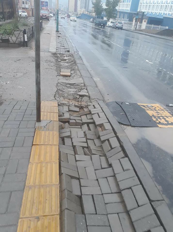 Би маш их алхдаг гэвч УБ хотын явган зам стандарт гэж байхгүй, агаарын бохирдол, жолооч нар нь явган хүнийг хүндлэхгүй хаанаас ч гарч ирээд дайрчих аюултай, хамгийн гомдолтой нь яг замын голд шон зоочихно, хосоороо зэрэгцээд алхаж болохгүй😇