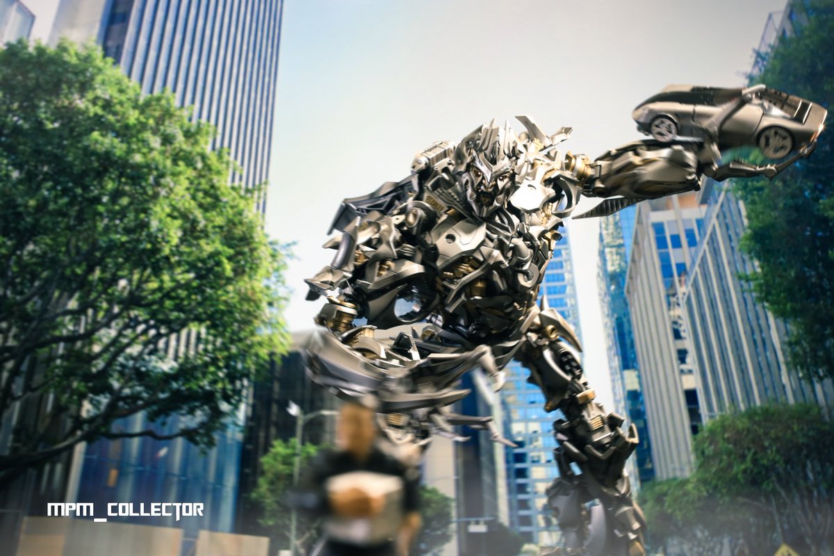mpm_collector's tweet photo. 2021 as if it were 2007. 
Most of my fave Instagram posts from 2021 were recreations of the first #Transformers movie scenes.
#OptimusPrime #bumblebee #ActionFigure #toyphotography https://t.co/jBr9OQdypo