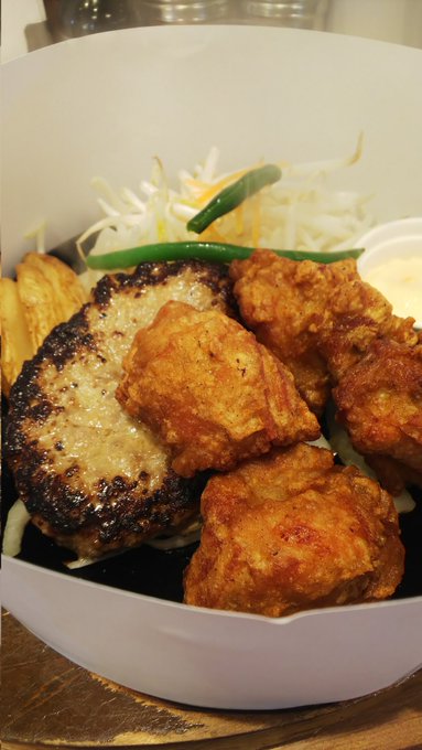 肉!食わずにはいられない!
なんと平日限定でカレーも無料になってた 